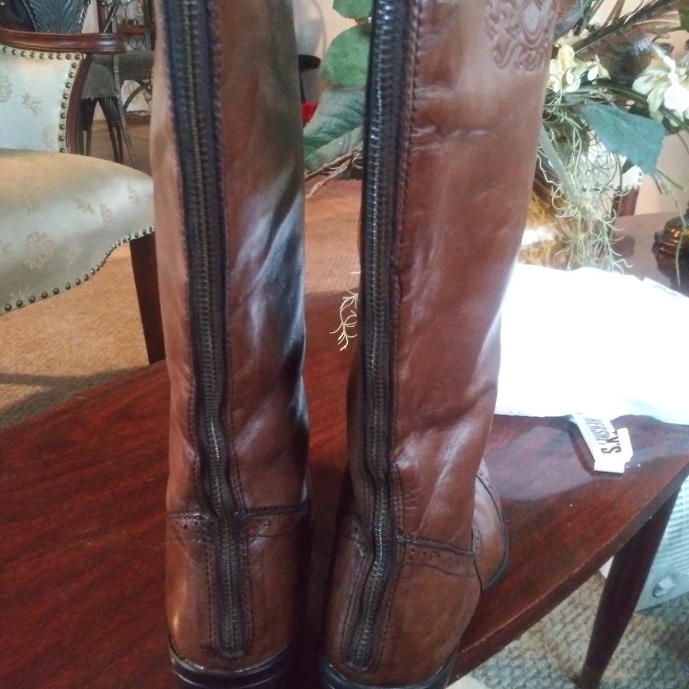 Brown riding boots by Bussola